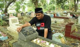 Dicky ke Makam Ayah, Haji Budi Doa Bersama Anak Yatim - JPNN.com
