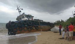 Dihantam Ombak Tinggi, 2 Tugboat Terdampar di Lingga - JPNN.com