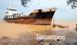 'Kapal Hantu' Terdampar di Nongsa Kejutkan Warga - JPNN.com
