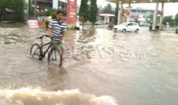 Jalan Kalimalang Masih Banjir, Arus Lalin Tersendat - JPNN.com