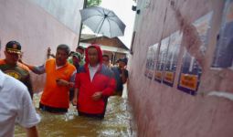 Kunjungi Wilayah Banjir, Anies Tak Lupa Sindir Ahok - JPNN.com