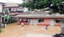 Banjir Surut, Warga di Cipinang Melayu Butuh Alat Bersihkan Rumah - JPNN.com