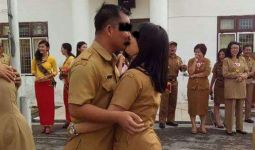 Aksi PNS Ciuman Masal Bikin Heboh - JPNN.com