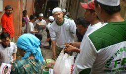 Keren! Laskar FPI Bantu Korban Banjir Jakarta - JPNN.com