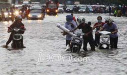 Tolong! Banjir Belum Surut, Setinggi Dada Orang Dewasa - JPNN.com