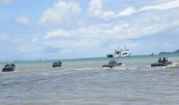 KEREN! Pendaratan Tank Amfibi Saat AKS TNI AL - JPNN.com