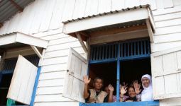Mensos Serahkan 45 Rumah untuk Warga Dayak di Tabalong - JPNN.com