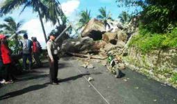 Tebing Batu Longsor di Pesbar, Jalinbar Macet Total - JPNN.com