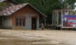 Brigadir Periyanson Terjang Banjir Demi Bantu Warga - JPNN.com