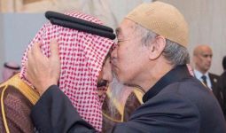 Mengharukan, Seorang Ulama Mencium Kening Raja Salman - JPNN.com