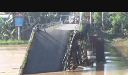 Braaak...Jembatan Buatan Belanda Akhirnya Ambruk Juga - JPNN.com