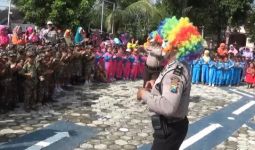 Pak Polisi Rela Jadi Badut Demi Anak-Anak - JPNN.com