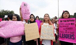 Ratusan Perempuan Protes di Depan Istana Merdeka - JPNN.com