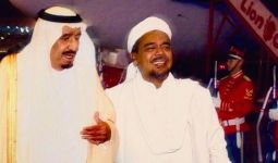 Ada Foto Habib Rizieq Jalan Bareng Raja Salman, tapi... - JPNN.com