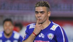 Bomber 40 Tahun Ini pun Tampil sebagai Pahlawan Arema - JPNN.com