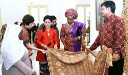 Lihat Eloknya Ibu Iriana Jokowi Menjamu Tamunya - JPNN.com