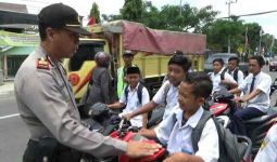 Ckck..Pelajar Bawa Motor Sendiri ke Sekolah, Tanpa Helm Sambil Merokok - JPNN.com
