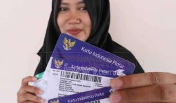Presiden Jokowi Bagikan 1.700 KIP dan 994 PKH di Palembang - JPNN.com