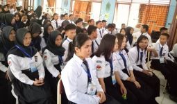 Mendikbud: Lulusan SMK Jangan Hanya Jadi Tukang Kopi? - JPNN.com