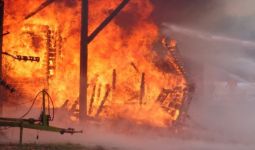 Nyebur ke Sawah Demi Selamatkan Diri dari Kebakaran - JPNN.com
