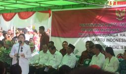 Dampingi Jokowi, Menko PMK Bagikan KIP-KIS di Kalbar - JPNN.com