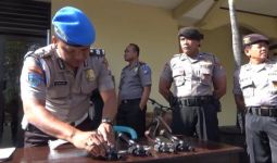 Tiba-Tiba Pistol Polisi Diminta Taruh di Atas Meja - JPNN.com