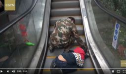 Tolong! Tangan Anak 6 Tahun Itu Terjepit di Eskalator - JPNN.com