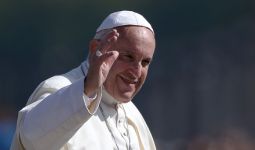 Kamis Putih: Paus Fransiskus Cuci Kaki Narapidana Muslim - JPNN.com