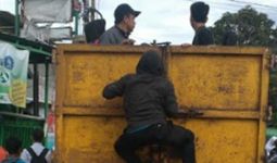 5 Truk Sampah Ketahuan Menyusup ke TPA Burangkeng, 2 Truk Ditahan - JPNN.com
