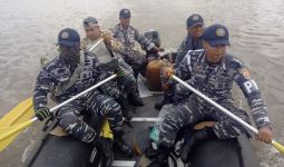 Tim SAR TNI AL Laksanakan Pencarian Orang Tenggelam - JPNN.com