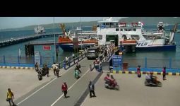 Angin Kencang Ganggu Aktivitas Pelabuhan Ketapang - Gilimanuk - JPNN.com