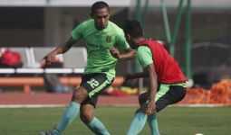 Okta Cedera, Persebaya Makin Pusing - JPNN.com