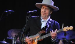 Bob Dylan Menerima Nobel Sastra dalam Upacara Tertutup - JPNN.com