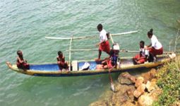 Miris, Siswa Dayung Perahu Sendiri ke Sekolah - JPNN.com