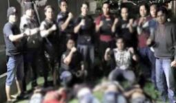 Foto Anggota Polres Lampung dengan Mayat Berbuntut Panjang - JPNN.com