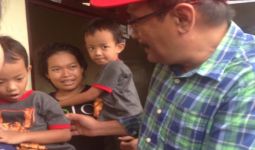Djarot Gendong Anak yang Memakai Baju Gambar Bung Karno - JPNN.com