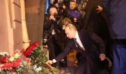Karangan Bunga Merah dari Vladimir Putin - JPNN.com