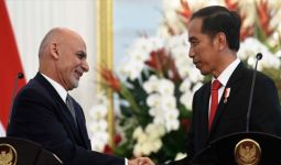 Presiden Afghanistan Kabur Bawa Berkarung-karung Duit, Tidak Muat Masuk 4 Mobil dan 1 Helikopter - JPNN.com