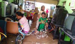 Parah! Dua Jam Diguyur Hujan, 100 KK Terendam Banjir - JPNN.com