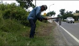 Kakek Ini Rela Bersihkan Rumput di Jalan Tanpa Bayaran - JPNN.com