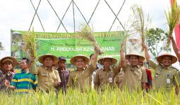 Bupati Anas Kejar Target 200 Hektare Sawah Padi Organik - JPNN.com