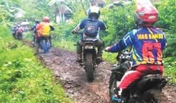 Kades Ngamuk, Adang Rombongan Motor Trail - JPNN.com