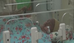 Bayi Manis Itu Dibuang Orang Tua Depan Toko - JPNN.com