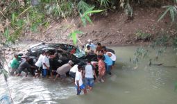 Duuh, Mobil Rombongan Tamu Pengantin Terjun ke Sungai - JPNN.com