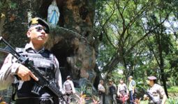 Puluhan Polisi Bersenjata Amankan Gereja - JPNN.com
