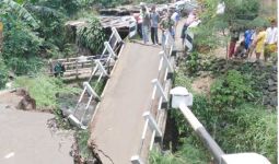 Hati-hati Jembatan di Jalan Transyogi Ambruk - JPNN.com