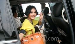 Jajal Fitur Baru Pegadaian, Yuni Shara Cicil Perhiasan di Distro Galeri 24 Bandung - JPNN.com
