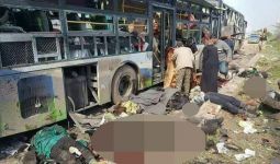 Bom Bunuh Diri Hantam Bus Pengungsi, 100 Orang Tewas - JPNN.com