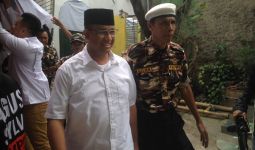 Usai Jumatan di Bukit Duri, Anies Ajak Warga Kompak Lagi - JPNN.com