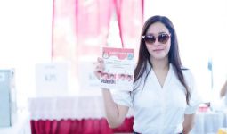 Maia Padukan Kemeja Putih dan Kotak-Kotak di TPS, Pilih Siapa Ya? - JPNN.com